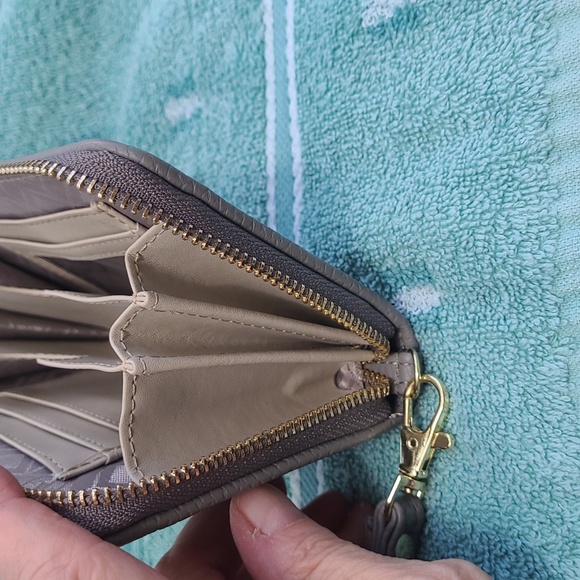 Adrienne Vittadini studio wristlet wallet EUC - Picture 5 of 7